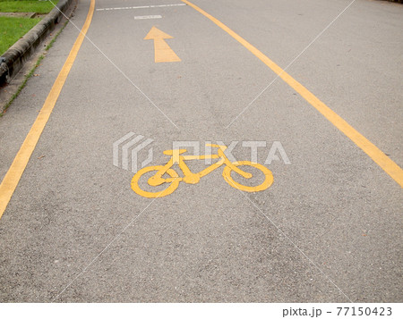 Bicycle road sign painted on the pavement 77150423