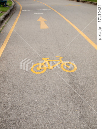 Bicycle road sign painted on the pavement 77150424