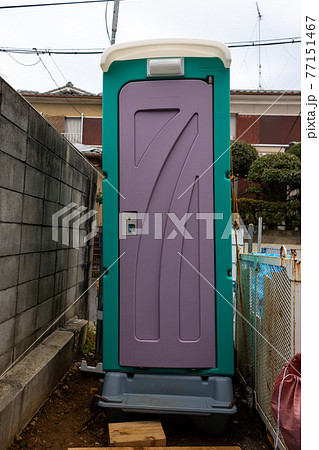 工事現場の仮設トイレ 77151467