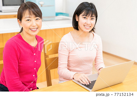 親娘とパソコン 77152134