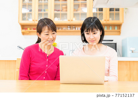 親娘とパソコン 77152137