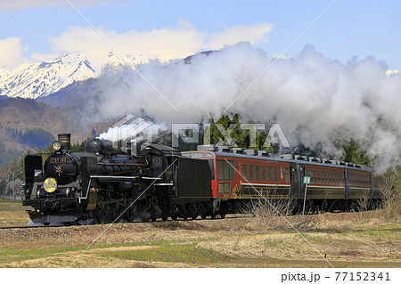 磐越西線SLと残雪の飯豊連峰 77152341