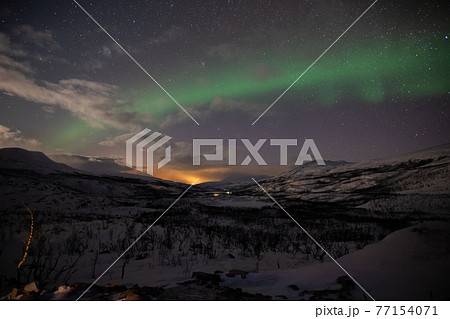 オーロラの降る新月の夜 77154071