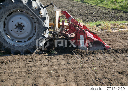 スイカ畑の堆肥いれ スイカ畑の堆肥いれ 77154260
