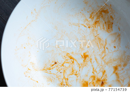 油汚れのついたお皿 (トマトソースの汚れ) 写真素材 油汚れのついたお皿 (トマトソースの汚れ) 写真素材 77154739