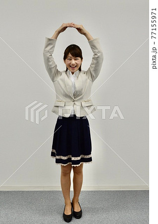○のサインを出す女性 ○のサインを出す女性 77155971