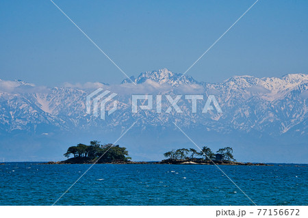 残雪の立山と春の富山湾 77156672