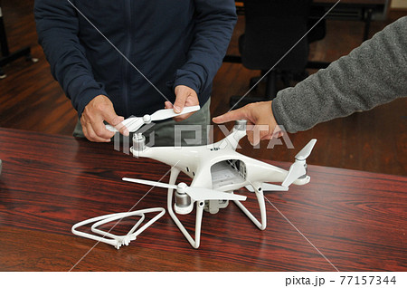 ドローンスクールでドローンの飛ばし方を習う 77157344