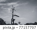 風力計と青空　―　モノクロ 77157707