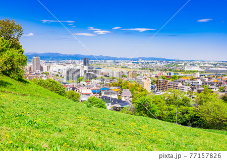 新緑の丘から眺める住宅地 77157826