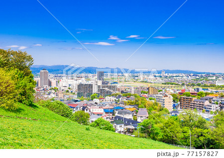 新緑の丘から眺める住宅地 77157827