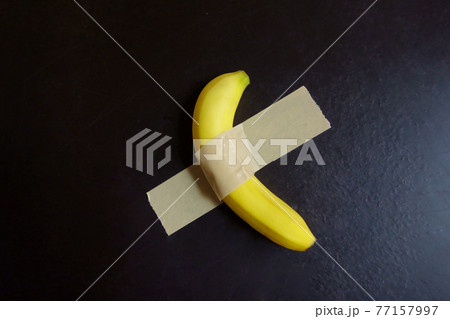 壁にテープで留められた面白くて驚くべきバナナ 壁にテープで留められた面白くて驚くべきバナナ 77157997