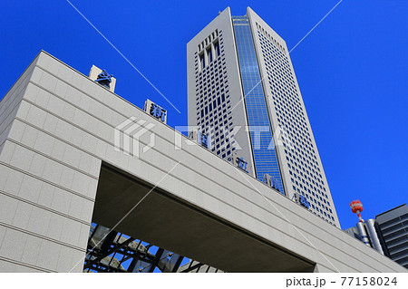 東京　西新宿の都市風景　東京オペラシティ　新国立劇場 77158024