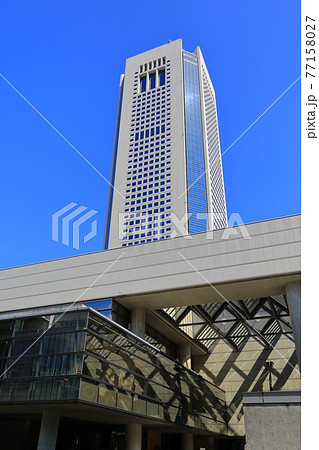 東京　西新宿の都市風景　東京オペラシティ　新国立劇場 77158027