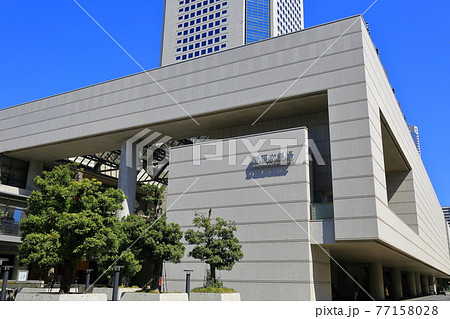 東京　西新宿の都市風景　東京オペラシティ　新国立劇場 77158028