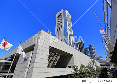 東京　西新宿の都市風景　東京オペラシティ　新国立劇場 77158031