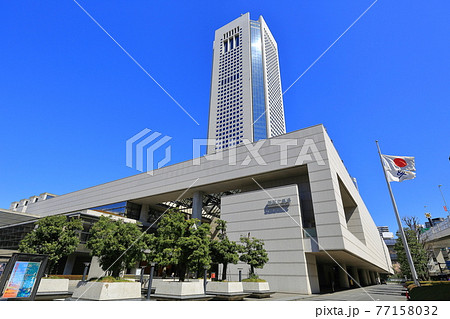 東京　西新宿の都市風景　東京オペラシティ　新国立劇場 77158032