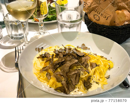 フランスのレストランでトリュフのパスタと白ワイン 77158070