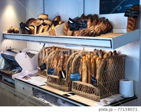 フランスのブーランジェリー バゲット たくさん 77158071