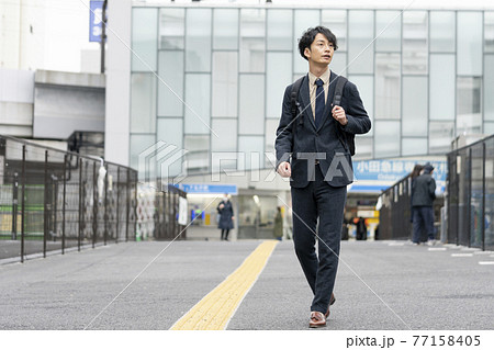 30台前半の男性　通勤イメージ 77158405