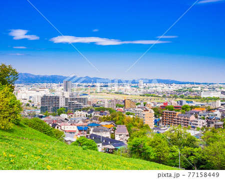 新緑の丘から眺める住宅地 新緑の丘から眺める住宅地 77158449