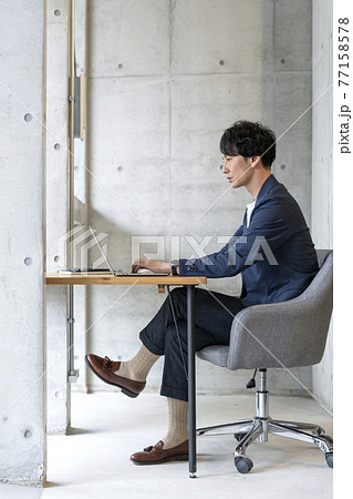 ノートパソコンで作業をする若い男性 カジュアルビジネス イメージ ノートパソコンで作業をする若い男性 カジュアルビジネス イメージ 77158578