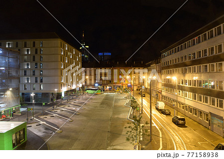 ドイツ 深夜のフランクフルトのバスターミナル ドイツ 深夜のフランクフルトのバスターミナル 77158938