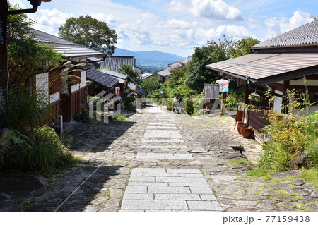 馬籠宿の上から下へ続く道の写真素材