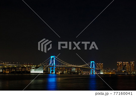 東京都/ 豊洲ぐるり公園付近から見たライトアップされたレインボーブリッジ（青）の風景 77160041