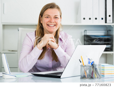 Woman posing cheerfully 77160823