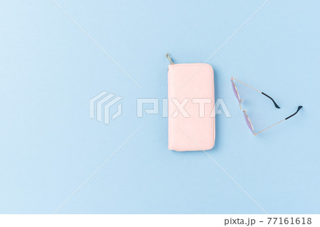 Sunglasses and purse. Summer fashion background Sunglasses and purse. Summer fashion background 77161618