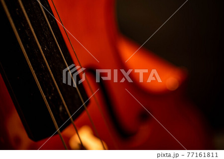 チェロのアップ画像 77161811