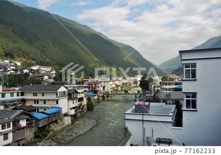 中国雲南省の川景色:橋頭村を流れる小中甸河 中国雲南省の川景色:橋頭村を流れる小中甸河 77162233