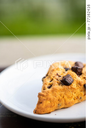 チョコレートの入ったスコーン 77162416