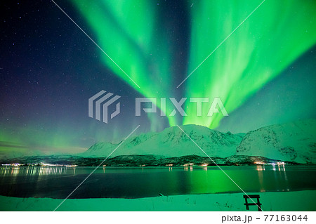 フィヨルドに映し出すオーロラの景色 77163044