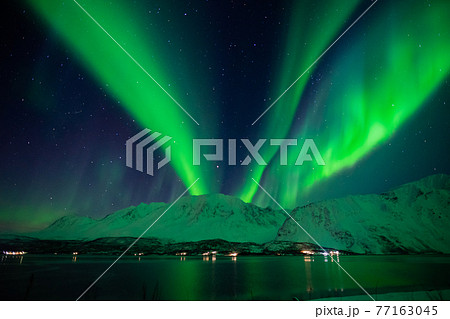オーロラの形を写す壮大な景色のフィヨルド オーロラの形を写す壮大な景色のフィヨルド 77163045