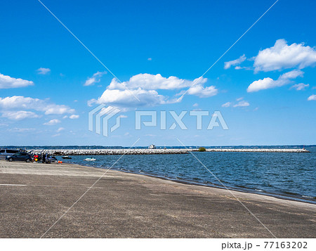 春の霞ヶ浦の美しい風景　スロープでジェットスキーを楽しむ 77163202