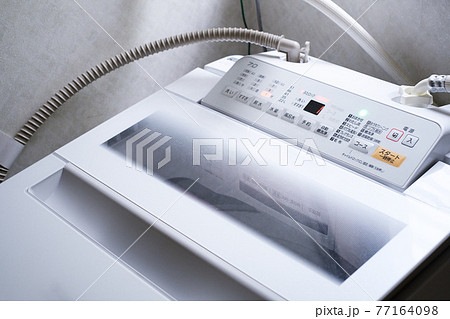 稼働中の洗濯機 77164098