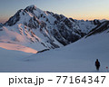 厳冬期に劔岳に向かう登山者 77164347