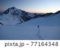 厳冬期に劔岳に向かう登山者 77164348