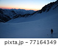 厳冬期に劔岳へ向かう登山者 77164349