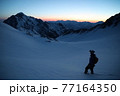厳冬期に劔岳へ向かう登山者 77164350