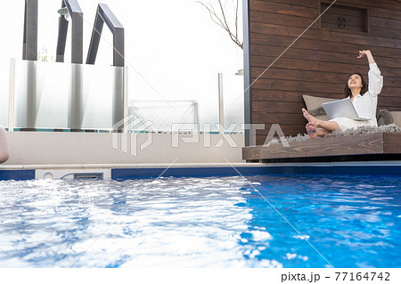 ワーケーション　プールサイド　リラックス 77164742