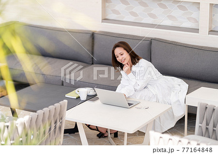 ワーケーション　リゾート地　タイピング 77164848