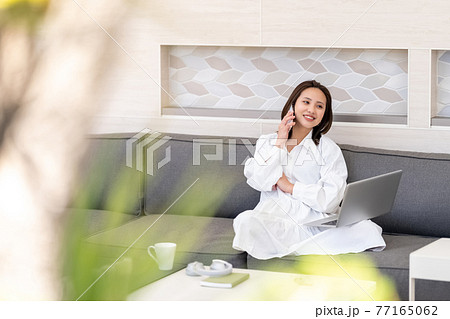 ワーケーション　リゾート地　仕事　スマホ　通話 77165062