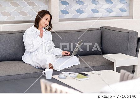 ワーケーション　リゾート地　ビデオ通話　オンライン会議 77165140