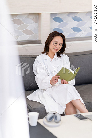 ワーケーション　気分転換　読書 77165193