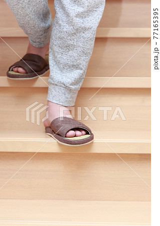 階段を降りる男性の足 階段を降りる男性の足 77165395