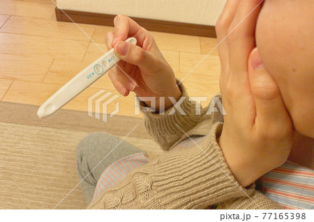 妊娠が判明して驚いている女性 妊娠が判明して驚いている女性 77165398