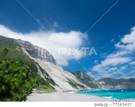 真夏の神津島の風景　マリンブルーの海と白い砂浜の多幸湾　8月 77165437
